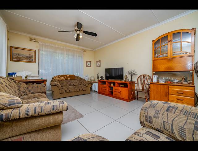 3 BEDROOM HOUSE TO LET IN CAVERSHAM GLEN